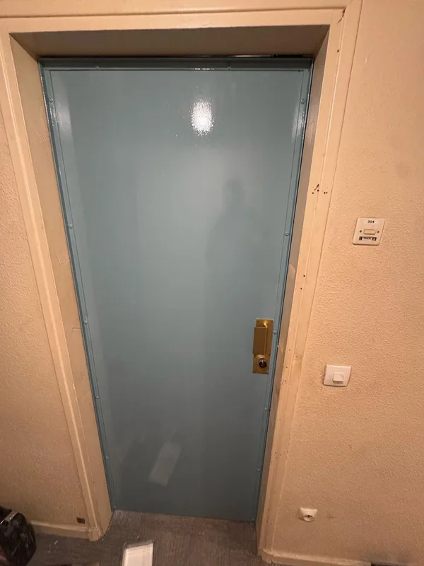 Blindage de porte bleu avec garniture laiton posé