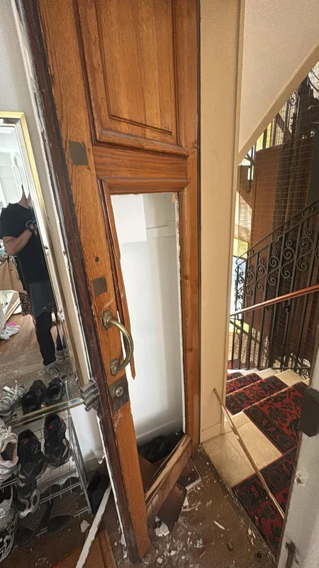 Porte en bois fracturée après effraction, chambranle endommagé