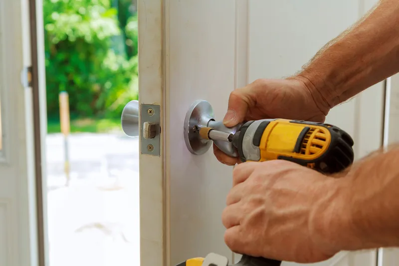 Serrurier professionnel en intervention — Serrurier Vitrerie Abatis Rennes, Rennes